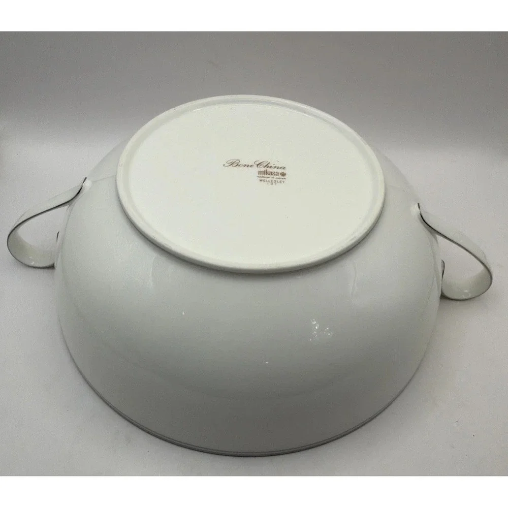 Mikasa Wellesley Covered Casserole Fine Bone China Platinum Trim VTG 8.5